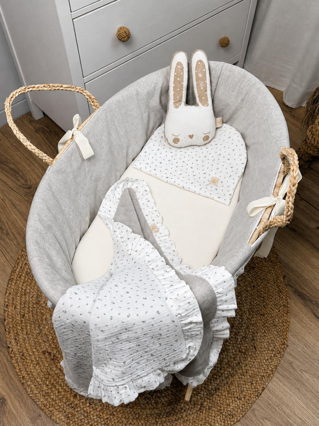 SET MOISES MUSELINA GRIS/BLANCO FLORES C/ VOLANTE