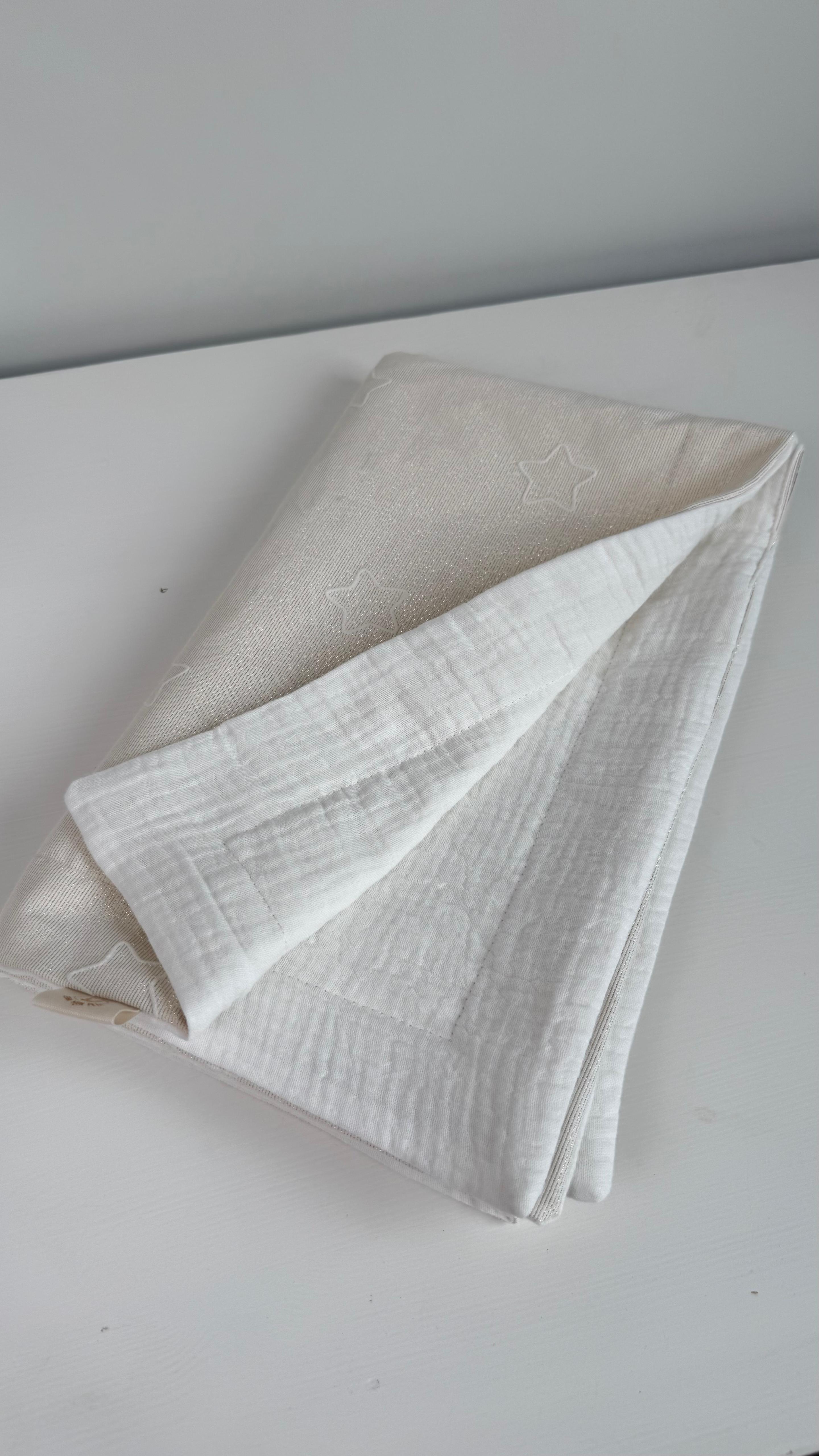 MANTA CON MUSELINA Y JACQUARD BEIGE