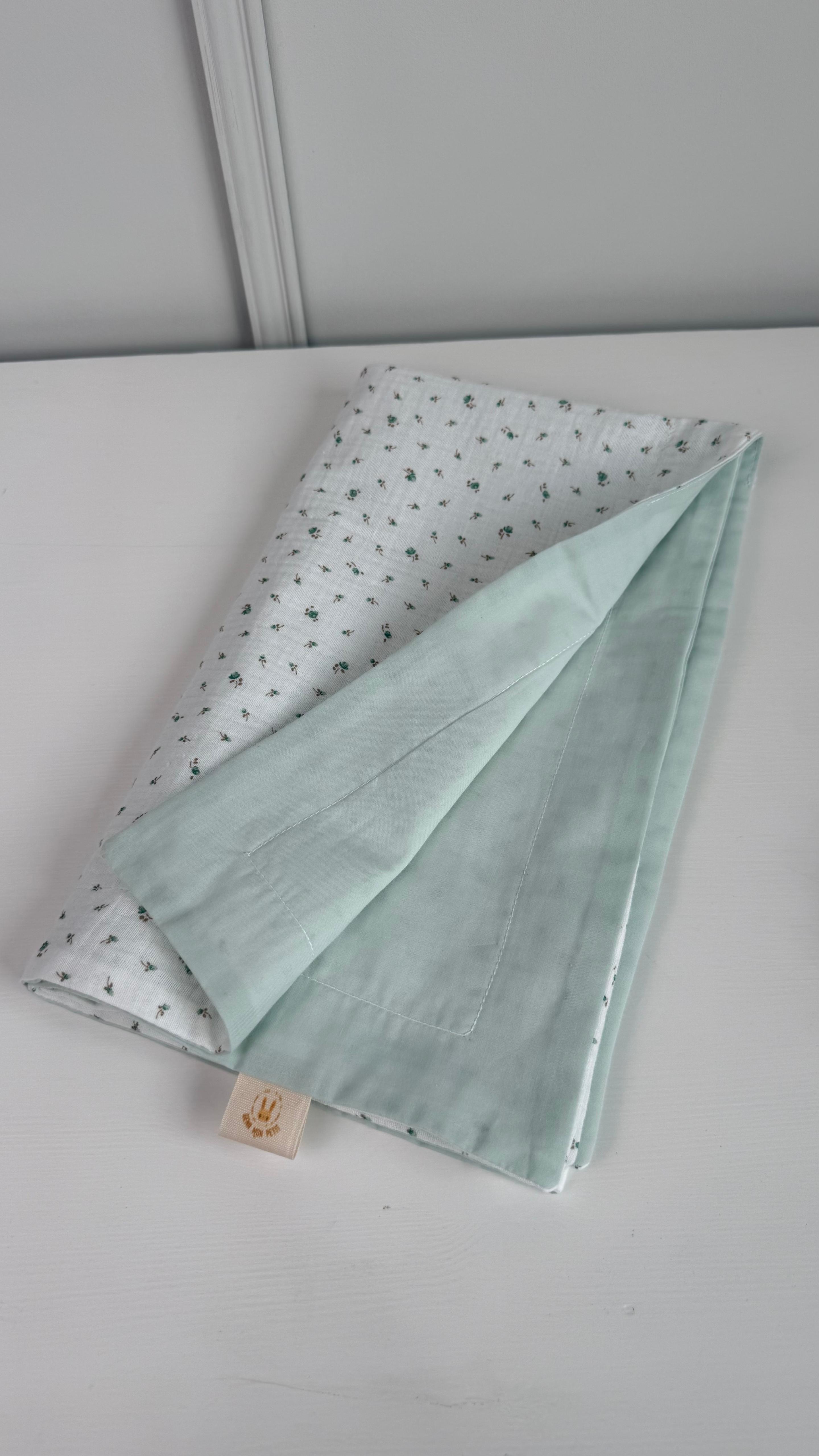 MANTA CON MUSELINA FLORAL Y VERDE MENTA