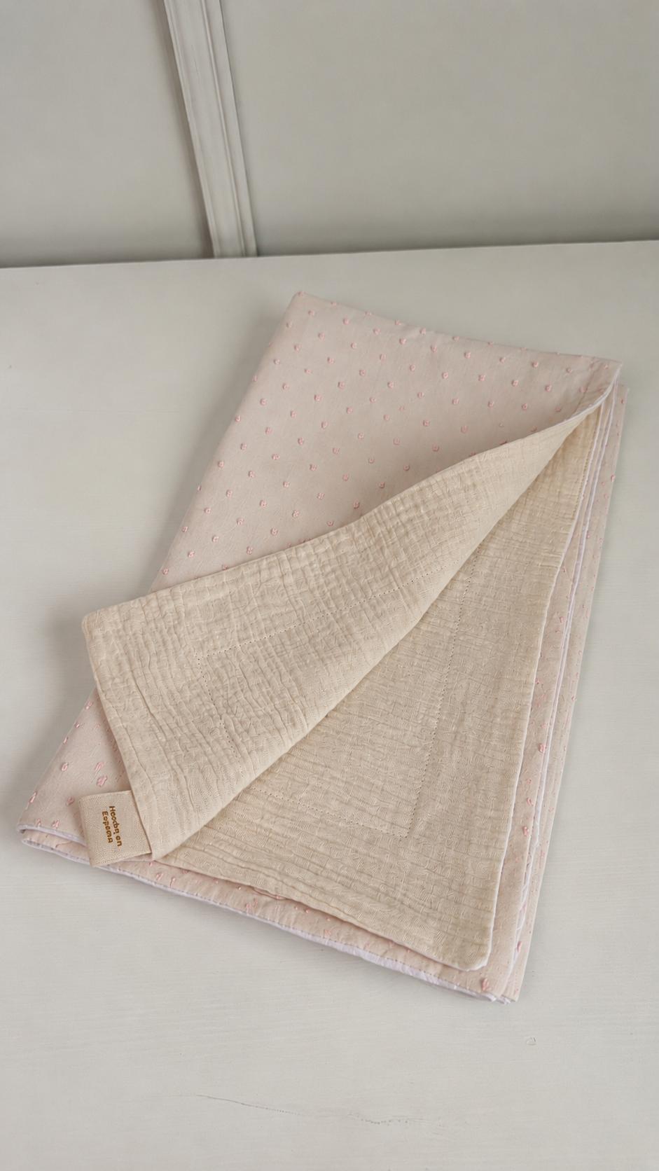 MANTA CON MUSELINA Y PLUMETI BEIGE PUNTO ROSA