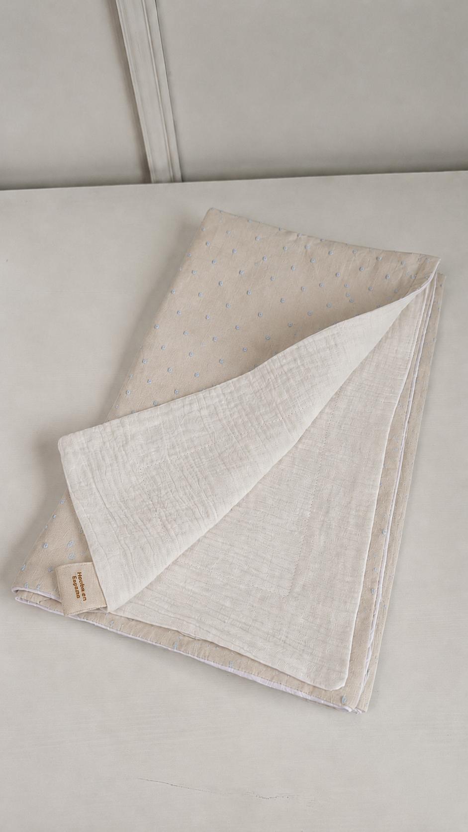 MANTA CON MUSELINA Y PLUMETI BEIGE PUNTO AZUL