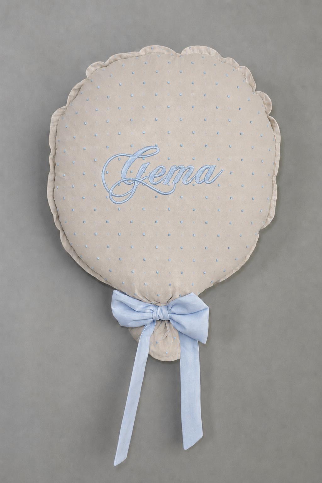 GLOBO DE TELA PLUMETI BEIGE LAZO AZUL PERSONALIZADO