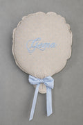 GLOBO DE TELA PLUMETI BEIGE LAZO AZUL PERSONALIZADO